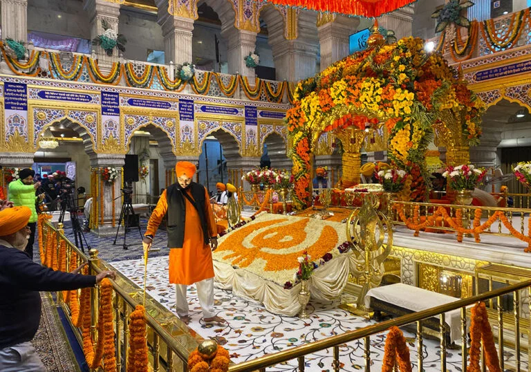 Inside-view-if-gurudwara-sisgang-sahib-chandni-chow-old-delhi 5