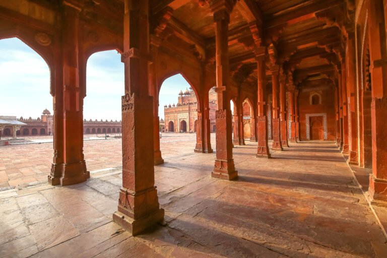 fatehpur-sikri-red-sandstone-architecture-structure-with-view-of-largest-indian-mughal-architecture-gateway-known-as-the-buland-darwaza-built-in-the-sixteenth-century Fatehpur Sikri red sandstone architecture structure with view of largest Indian mughal architecture gateway known as the Buland Darwaza built in the sixteenth century