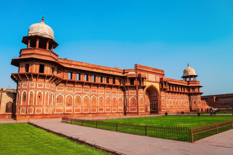 historical-fort-in-agra-india Historical Fort in Agra, India