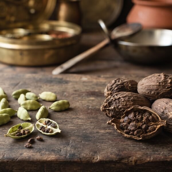Comparing green and black cardamom